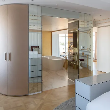 Bowmann, A Small Luxury Of The World Parigi