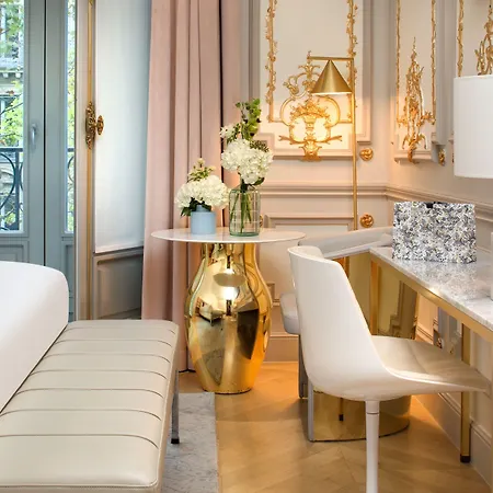 Bowmann, A Small Luxury Of The World 5*